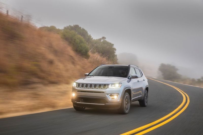 Die Frontpartie zeichnet das Gesicht des großen Grand Cherokee nach. (Jeep)