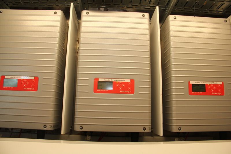 Detailaufnahme der drei Invertermodule für die Solarpanels. (Bild: Schäfer)