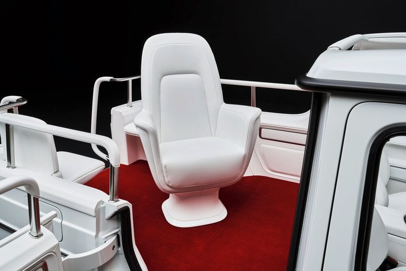 Die Rückbank wurde entfernt und stattdessen ein bequemer Einzelsitz installiert, der sich drehen kann. (Bild: Mercedes-Benz)