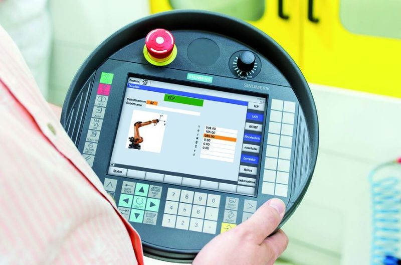 Mit dem Sinumerik Handbediengerät HT8 lassen sich nicht nur Einrichtaktionen der Werkzeugmaschine, sondern in gleicher Bedienphilosophie auch Bahnpunkte und Funktionen des Roboters einlernen.  Bild: Kuka (Archiv: Vogel Business Media)