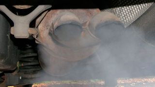 Diesel raus aus Stuttgart – das gilt nicht nur für echte Stinker wie diesen, sondern auch für vergleichweise moderne Autos, die die Euro-5-Norm erfüllen. (Bild: Rosenow/»kfz-betrieb«)