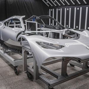 Der erste Montageschritt: die Außenhaut. Die Werker überprüfen die Passformen und bringen diese wenn nötig auf Maß.(Bild:  Mercedes-Benz)