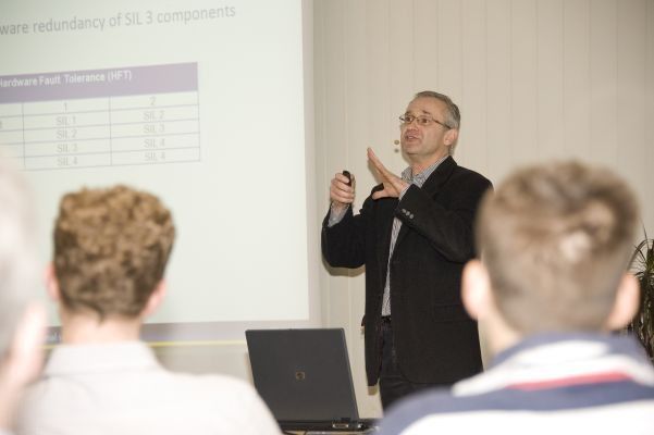 Peter Hoogenboom von Green Hills Software: In seinem Vortrag ging es um Softwarearchitekturen für Multicore-Systeme vor dem Hintergrund funktionaler Sicherheit. (Bild: Elisabeth Wiesner)