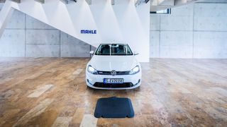 Die beiden Unternehmen sehen im induktiven Laden auch eine Voraussetzung für autonome Mobilität. (Bild: Autoren-Union Mobilität / Mahle)