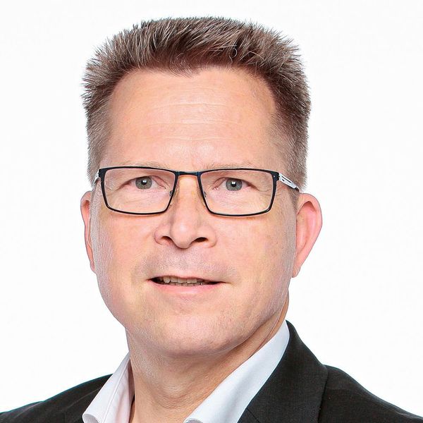 „Die Anforderungen unserer Kunden reichen von komplexen Raumsteuerungen über die Nutzung von Smartphones bis hin zur Integration in die Backend-Systeme. Das Schlüsselthema der nahen Zukunft ist die datenschutzkonforme Nutzererkennung durch KI-Systeme. Die steuern dann in Echtzeit dynamische Inhalte zu. Und die sind dann natürlich auch interaktiv.“ Erik Wolff, Vorstand und Miteigentümer bei ICT (Erik Wolff)
