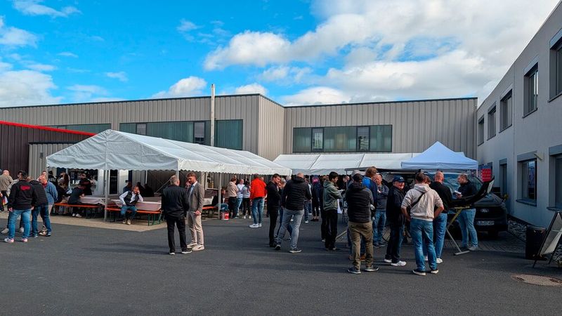 Bei schönem Wetter konnten die Gäste bei der Eröffnung Praxisvorführungen und Produktvorstellungen von Prosols Lieferanten besuchen – und etwas Leckeres zu Essen gab es auch. (Bild: Rosenow – VCG)