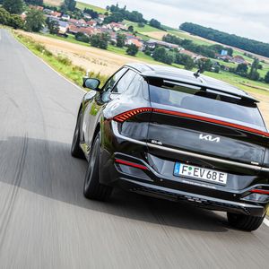 Interessanterweise setzen die Koreaner nicht auf ein SUV-Konzept, sondern auf eine relativ flache Karosserie.(Bild:  Stefan Anker)