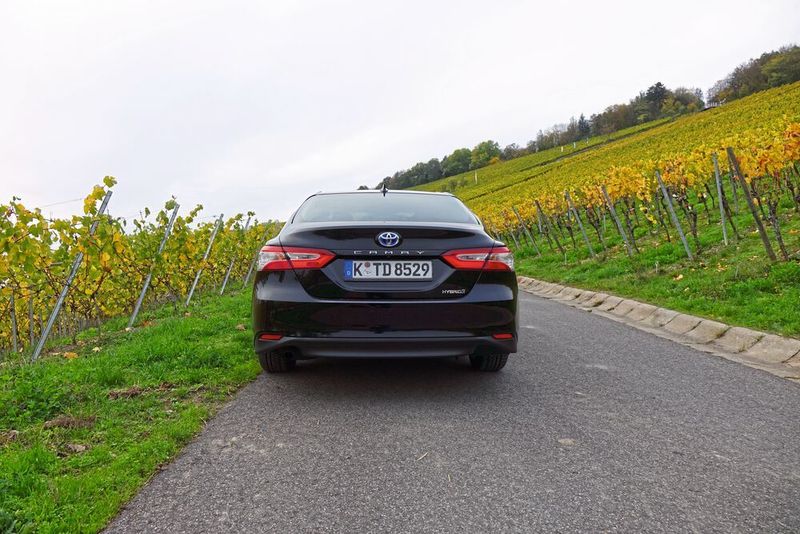 Große oder gar sportliche Sprünge lassen sich damit natürlich nicht erzielen. Dafür ist der neue Camry über Land und auf schnellen Autobahnetappen gut aufgehoben. (Sven Prawitz/»Automobil Industrie«)