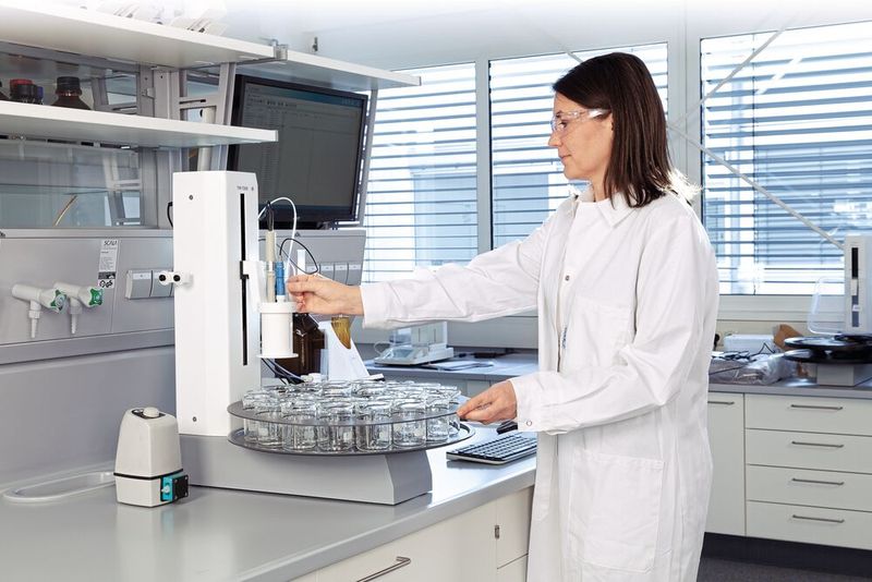 Probenwechsler eines Autotitratos (Bild: Xylem)