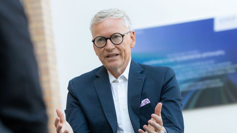„Das eine tun, ohne das andere komplett sein zu lassen – ist eine der größten Herausforderungen, besonders für europäische OEMs“, sagt Markus Wambach, COO und Mitglied der Geschäftsführung bei der Management- und IT-Beratung MHP.(Bild:  MHP)