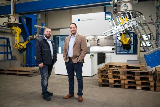 „760 Feldöfen in knapp drei Wochen konstruieren und produzieren war schon eine echte Herausforderung“, sagt Michael Kuipers (rechts). Gemeinsam mit Betriebsleiter Karsten Hanenkamp, seinen engagierten Mitarbeitern und dank automatisierter Fertigung hat das Kuipers Team die Zeitvorgabe gehalten.(Bild:  Trumpf)