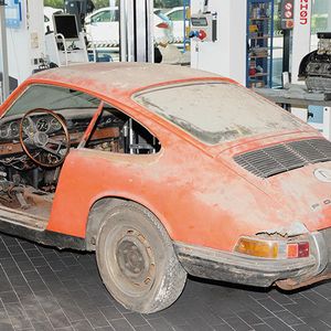 Der Rost hat bereits ganze Partien des Fahrzeugs weggefressen. Trotzdem zahlte Porsche noch über 100.000 Euro für den Porsche 901 von 1964.(Bild:  Porsche)