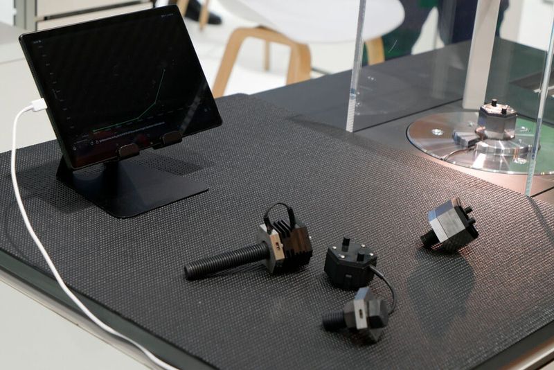 Das Fraunhofer CCIT demonstrierte auf der Messe eine intelligente Schraubverbindung. Dabei handelt es sich um eine Kombination aus Mikroelektronik, Sensorik und Funktechnik. Die Schrauben können Temperaturen und die Stabilität der Schraubverbindung messen und gesammelt an ein System zur Überwachung weitergeben. Dank Batterie, Thermogenerator oder Solarzelle sind sie dabei energieautark.  (Bild: Sandro Kipar)