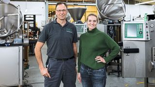 V.l.: Gruppenleiter Frank Rademacher und Annette Loch, Teamleiterin Recruiting & Talentmanagement, begleiten das Projekt „Vier-Tage-Woche in der Montage“ bei Vemag Maschinenbau (Bild: Vemag)