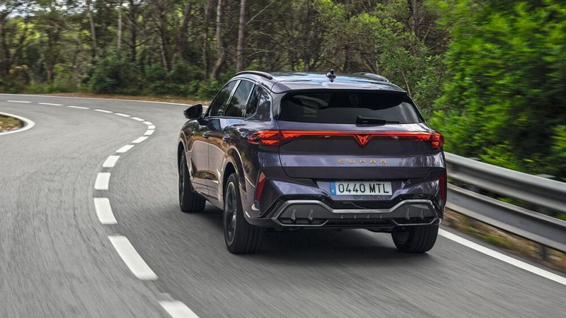 Die hauseignene Design-Schneiderei geht beim Kleid des Neulings bewusst andere Wege als bei den kleineren Brüdern. (Bild: Seat)