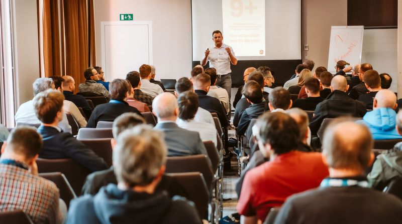 Parallel zur Ausstellung haben zwölf praxisnahe Vorträge zum Austausch eingeladen. Neu ist in diesem Jahr ist, dass die Teilnehmer erstmals ein Zertifikat als Nachweis für Weiterbildung und Fachkompetenz erhalten. (Bild: Camilo Amaya)