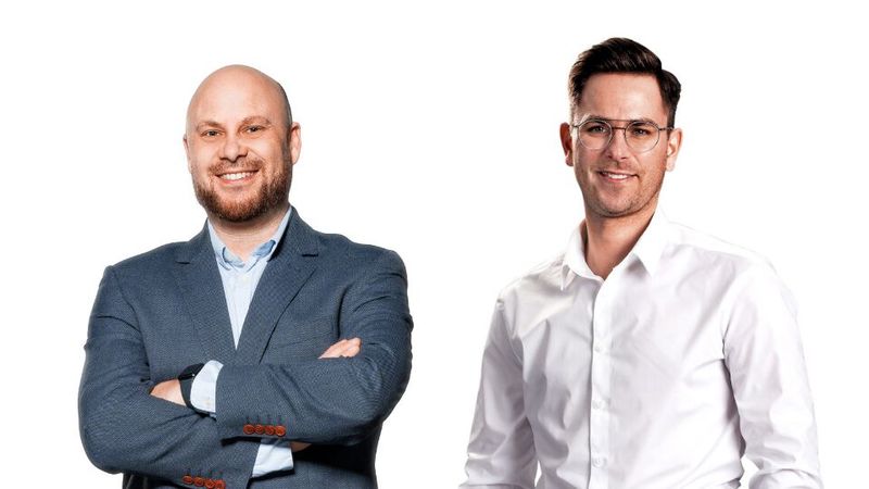 Das Team vom Autohaus Kunzmann (von links nach rechts): Dennis Ostner, Leitung E-Commerce & Website Technologie, und Jochen Herzer, Teamleiter Online Parts. (Bild:  Autohaus Kunzmann)