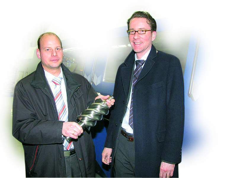 Klaus-Hasso Heller, managing partner of Aerzener (on the right), and Stephan Brand, marketing director, are convinced, that the company vision “being one of the world-wide leading manufacturers of two-shaft rotary piston machines” could be translated another important step forward. (Archiv: Vogel Business Media)