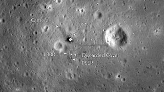Der Lunar Reconaissance Orbiter hat die Landestelle von Apollo 11 fotografiert. Klar zu sehen sind die Unterstufe des Landemoduls (LM), das Passive Seismic Experiment Package (PSEP) sowie der Laser Ranging Retro Reflector (LRRR). ( NASA/GSFC/Arizona State University)