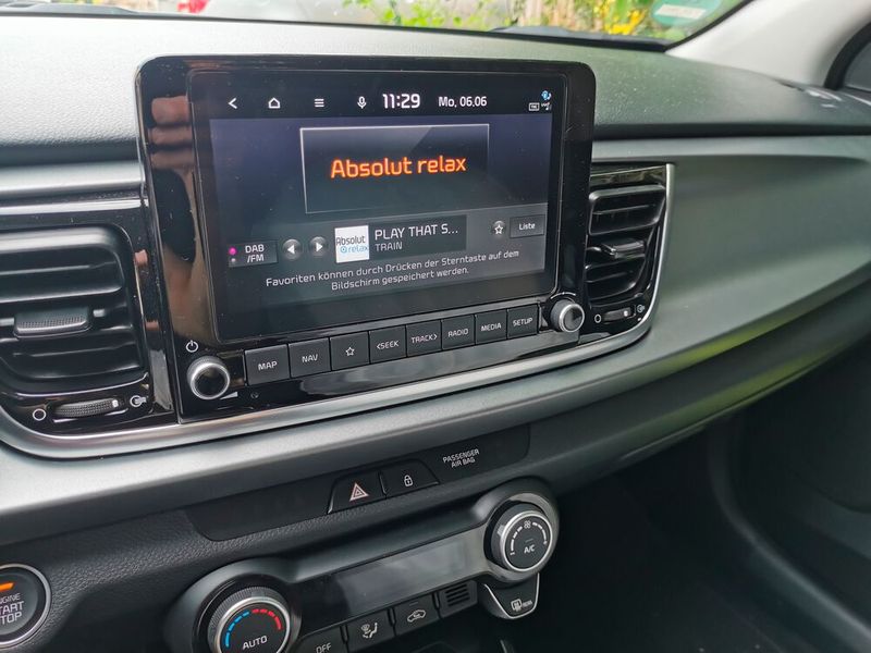 9. Trotzdem intuitiv: Ganz auf Bildschirme verzichtet der Kleinwagen natürlich nicht. Das Infotainmentsystem hat einen Touchscreen von 8 Zoll und damit 1 Zoll mehr als beim Vorgänger. Zwei Telefone können gleichzeitig gekoppelt werden. Und auch bei den Assistenzsystemen bietet der Kleinwagen einiges. Besonders hilfreich: der Querverkehrswarner für den Heckbereich.  (Bild: Otto/Vogel Communications Group)