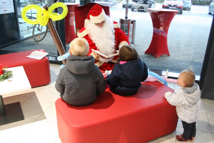 Der Nikolaus begeisterte nicht nur die kleinen Gäste... (Foto: Werner Autombile)