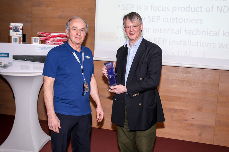 Tim Heywood (Gründer und CTO, NDS8) erhielt den „Top Competency Award“ von Georg Moosreiner (CEO, SEP AG) (Bild: SEP AG)