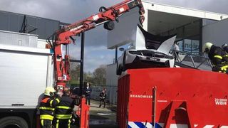 Im April begann im Ausstellungsraum eines BMW-Händlers plötzlich ein i8 mit Plug-in-Hybridantrieb zu rauchen. Die Feuerwehr ersäufte das Luxuscoupé kurzerhand in einem Container. (Brandweer Midden-en West-Brabant)
