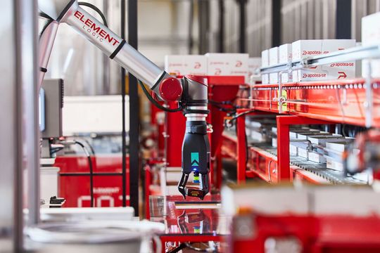 Schwedens größte Onlineapotheke Apotea musste ihre Warenkommissionierung dringend automatisieren. Das klappte unter anderem durch den Einsatz von Stückgut-Kommissionierrobotern des Typs „e-Operator“ von Element Logic nebst Autostore. Schwedens größte Onlineapotheke Apotea musste ihre Warenkommissionierung dringend automatisieren. Das klappte unter anderem durch den Einsatz von Stückgut-Kommissionierrobotern des Typs „e-Operator“ von Element Logic nebst Autostore.