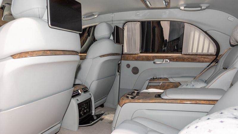 Dementsprechend geht es vor allem hinten feudal zu. (Bild: Aurus)