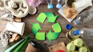 Die EU-Verpackungsverordnung fordert höhere Rezyklatanteile. Mechanisches Recycling allein wird diese Quoten nicht erfüllen können. (Bild: New Africa - stock.adobe.com)