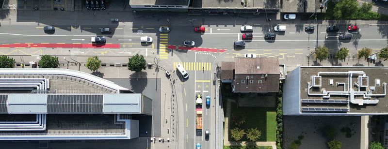 Eine gemeinsame Studie von Empa und TCS zeigt, dass Elektroautos an Kreuzungen und Kreiseln deutlich weniger Lärm verursachen als Fahrzeuge mit Verbrennungsmotor.  (Bild: Empa)