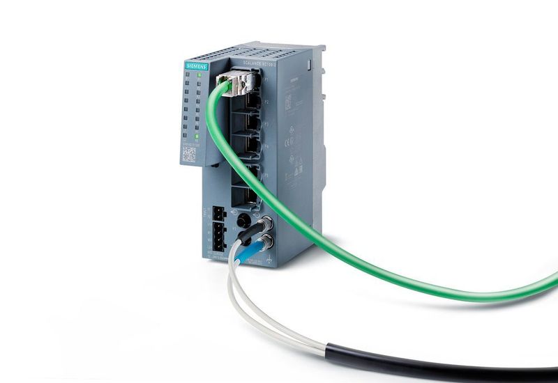 Die Industrial Ethernet Switches Scalance XC-100 bieten bis zu 24 Ports – wahlweise mit elektrischen und optischen Ports und Zulassungen für unterschiedliche Einsatzbereiche.  (Stefan Koeppel & SIEMENS AG)