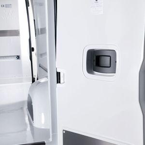 Ein Komplettausbau aus GfK sorgt für die Isolierung.(Bild:  FCA)