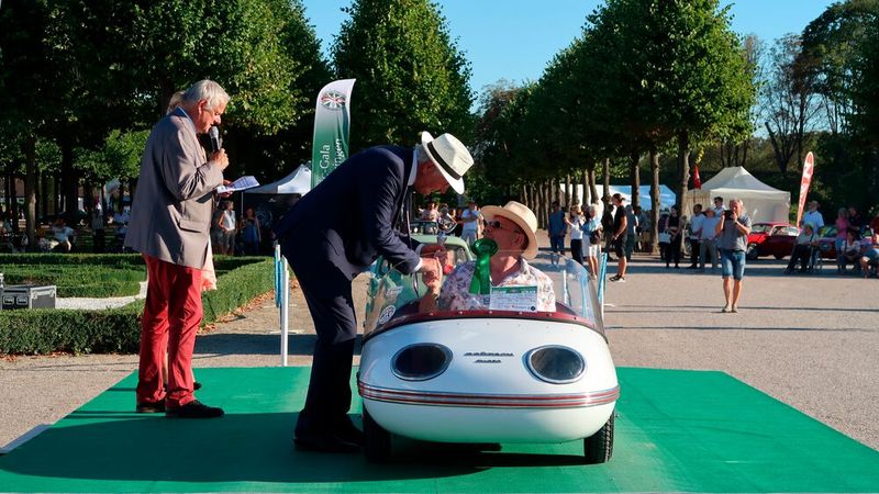 Tiefe Verbeugung vor dem Nachkriegs-Kleinstwagen: Der einsitzige Brütsch Zwerg ist Dauergast der Classic-Gala Schwetzingen. (Bild: Peter Diehl)