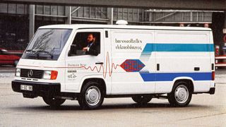 Mercedes-Benz Necar 1 aus dem Jahr 1994: Das „New Electric Car“ ist das erste Brennstoffzellenfahrzeug, das unter Alltagsbedingungen funktioniert. Es basiert auf einem MB 100. (Bild: Daimler AG)