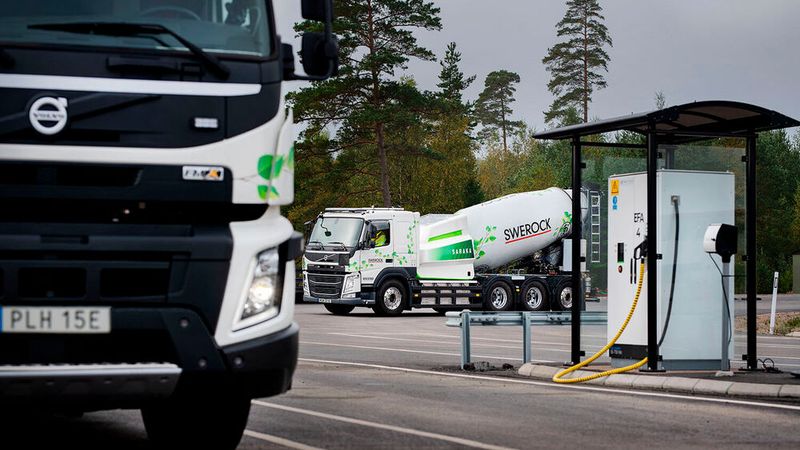 Mit dem Projekt soll ausgelotet werden, wie sich elektrisch angetriebene Lkw einsetzen lassen. (Bild: Volvo)