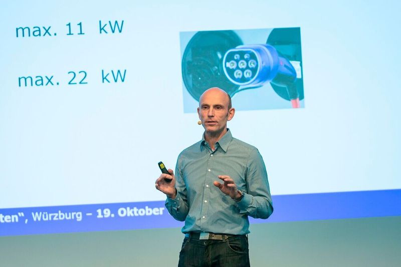 Matthias Pfau, Technischer Betriebsberater beim Kfz-Gewerbe Bayern, erklärte den Teilnehmern, wie aufwendig und teuer es ist, Ladesäulen im Kfz-Betrieb aufzustellen. (Stefan Bausewein)