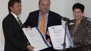 Thomas Albiez, Hauptgeschäftsführer der IHK Schwarzwald-Baar-Heuberg, überreichte Franz-Karl und Franziska Aicher zusätzlich zur Gratulationsurkunde eine zweite, die das Unternehmen als Ausbildungsbetrieb ehrt.  (Bild: Aicher)