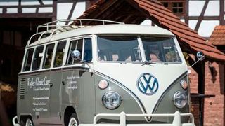 Mit Oldtimern imAallgemeinen und T1-Bussen im Speziellen hat sich das Autohaus Vögler ein neues Standbein geschaffen. (Autohaus Vögler)