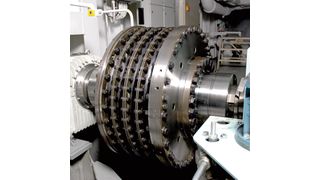 Hochelastische Kupplung eines Schiffsantriebs. Die einzelnen Elastomer-Metall-Verbundteile dieser Kupplung wurden auf großen Pressen hergestellt: durch Compression Moulding. Bild: Vulkan (Archiv: Vogel Business Media)
