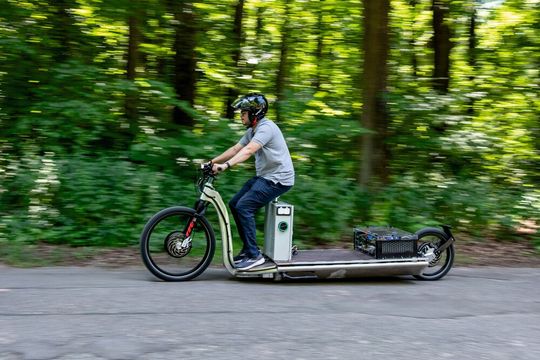 Das „Zero-Emission Cargo Bike for Smart Cities“ (ZEC-Bike) ist ein elektrisches Kleinkraftrad, das bis zu 100 Kilogramm Nutzlast tragen kann.(Bild:  Elvira Eberhardt)