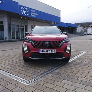 Gut zu erkennen ist das Tagfahrlicht, das Löwenkrallen andeuten soll. Oberhalb des Logos befindet sich eine Kamera für die 360°-Sicht (gg. Aufpreis).(Bild:  Sven Prawitz/VCG)