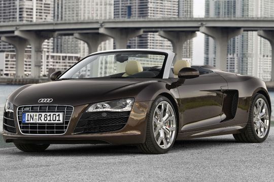 Im Gegensatz zum Coupé hat der R8 Spyder keine Sideblades vor den Hinterrädern. Der V10 inhaliert seine Ansaugluft durch große vertikale Einlässe an den Flanken. (Archiv: Vogel Business Media)