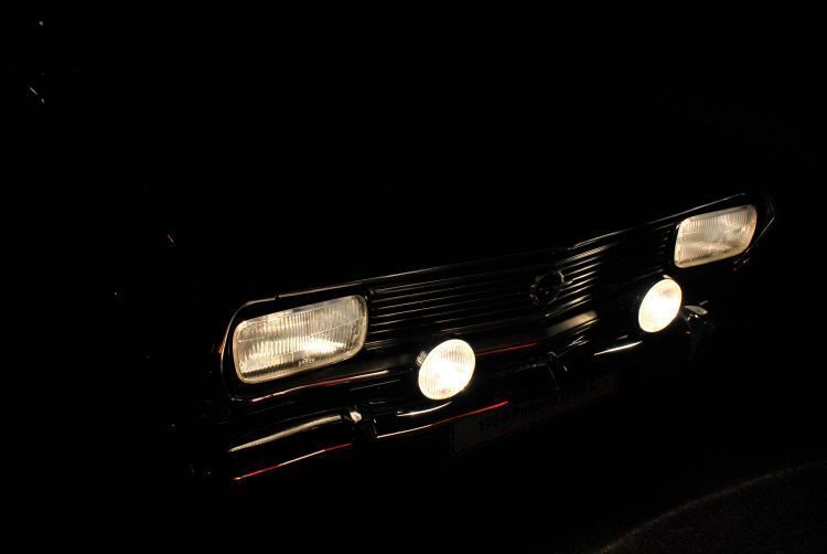 Auch wenn sie groß sind, richtig viel Licht zaubern die Rechteckscheinwerfer des Rekord anno 1966 nicht auf die Straße. Dafür sorgen die Halogenzusatzscheinwefer zumindest im Fernlichtmodus für einigermaßen akzeptable Ausleuchtung. (Dominsky)
