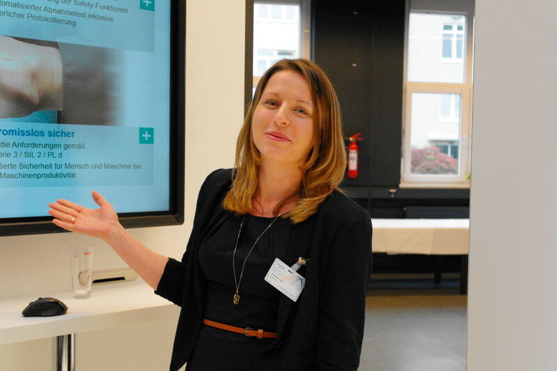 Siemens-Expertin Daniela Jack zeigt die Vorteile auf, die die neue Software 