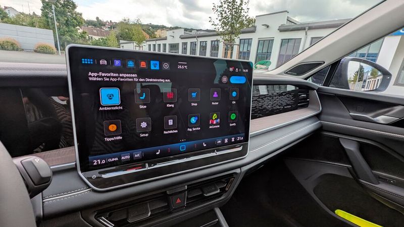 6. Das Infotainmentsystem: Der 15-Zoll-Touchscreen ist angenehm groß, das leicht zum Fahrer geneigte Display lässt sich gut ablesen. (Bild: Mauritz – VCG)