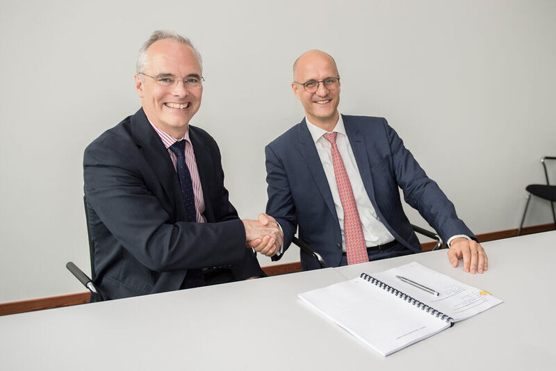 Richard Hatchett (links), CEO der CEPI, und Andreas Kastenbauer, CEO von IDT, freuen sich über die Kooperation.  (BMBF/Hans-Joachim Rickel)