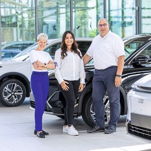 Das Autohaus Mäke – im Bild Geschäftsführerin Patricia Mäke (l.), Geely-Verkäuferin Sally Höpf und Betriebsleiter Michael Eismann – ist seit August Geely-Partner. (Bild:  Autohaus Mäke)