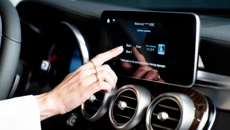 Bestimmte Rechnungen begleicht das MBUX-System von Mercedes bereits auf Knopfdruck.(Bild:  Mercedes-Benz)