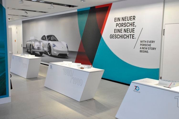 Wer Details der abwechslungsreichen Porsche-Historie erfahren möchte, dem bietet die Ausstellung umfangreiches „Lehrmaterial“. (Dominsky)